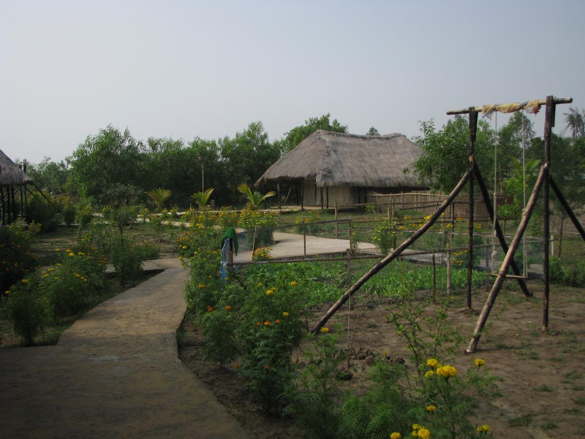 Estuarine Village Resort Satabhaya Exterior photo